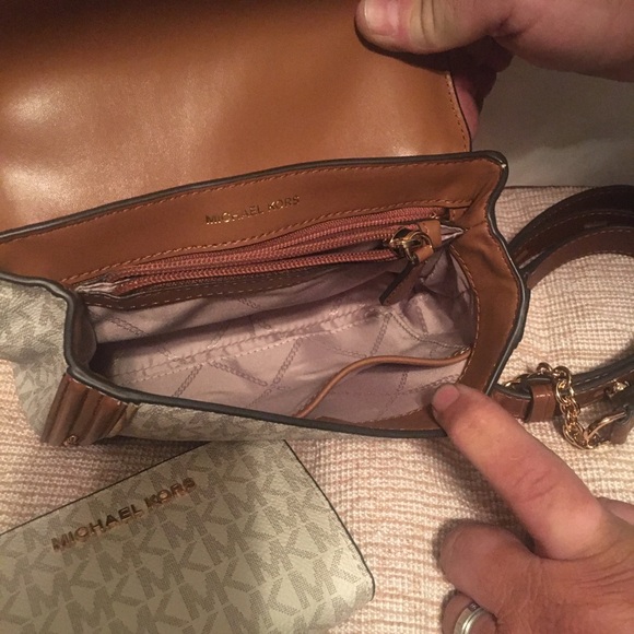 100% Authentic Michael kor studded shoulder bag - Picture 3 of 5